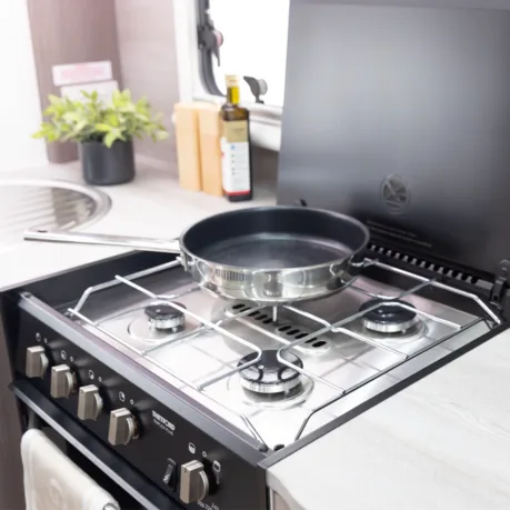 4-Burner cooktop with built in griller/oven