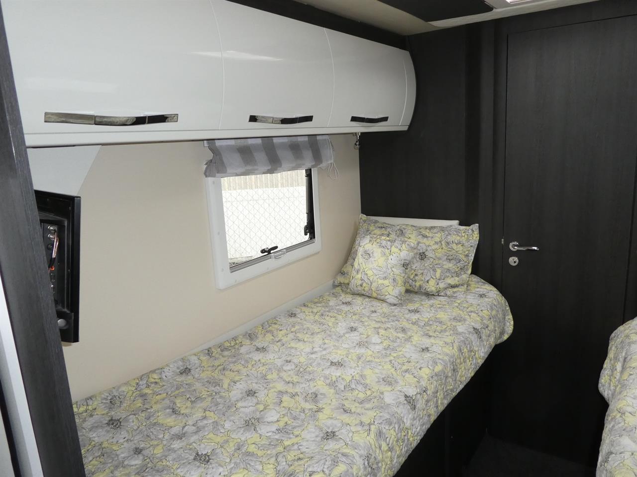 4daa8c90-9d07-4b5e-8c9e-6fae7413a69f-12