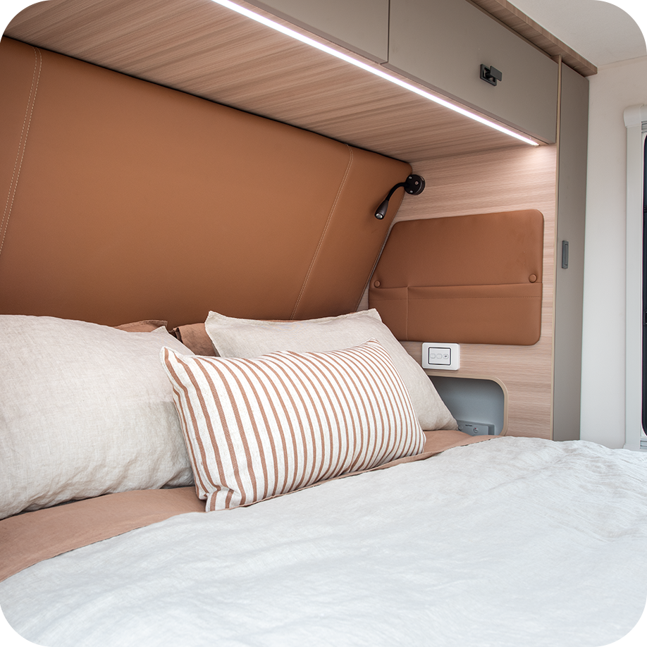 CROSSTRAK HYBRID 37 Bedside lights with USB ports and twin 12V fans for ultimate comfort