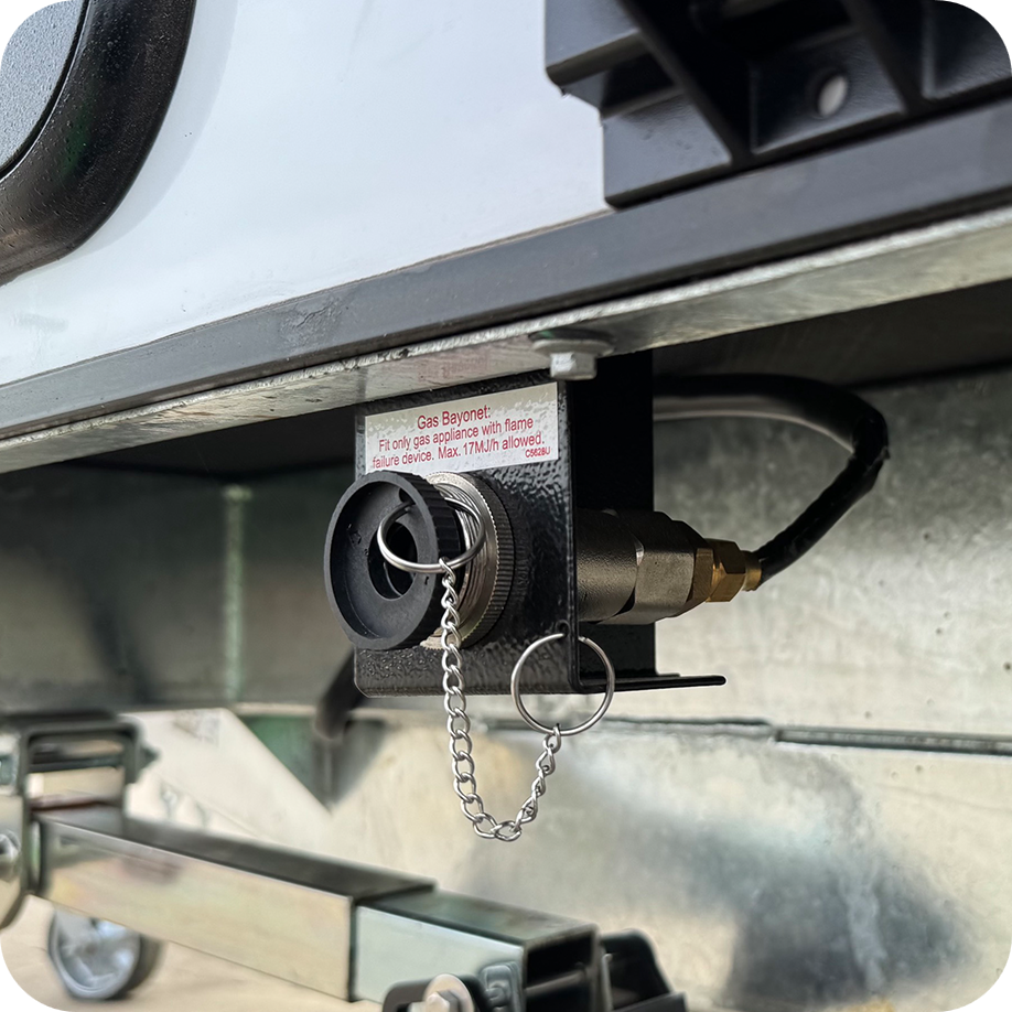 Side mount under chassis gas bayonet