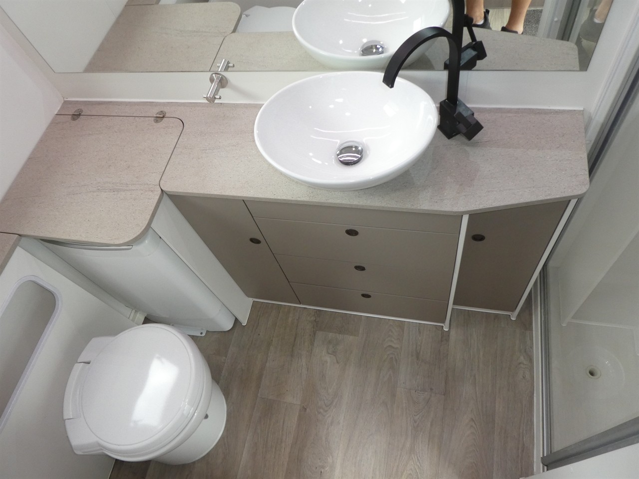 b9004a9d-fcad-4ffe-887d-70090e8bcfd8-11