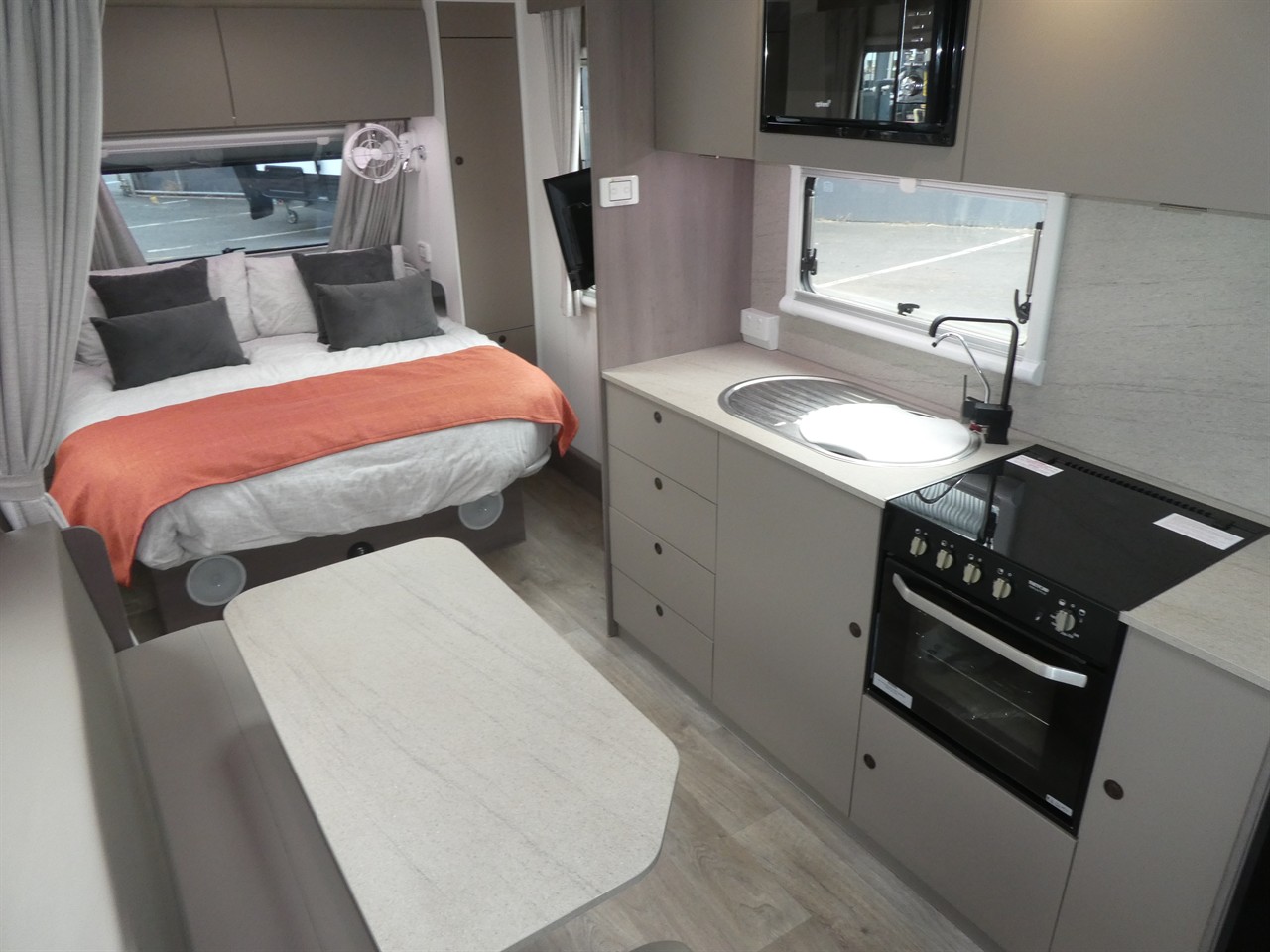 b9004a9d-fcad-4ffe-887d-70090e8bcfd8-4