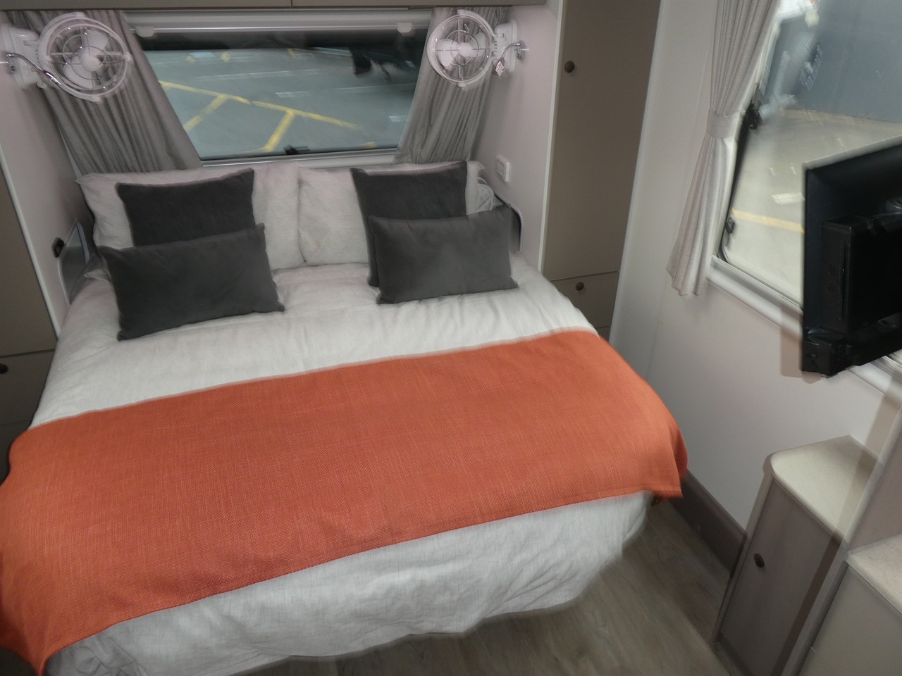 b9004a9d-fcad-4ffe-887d-70090e8bcfd8-8