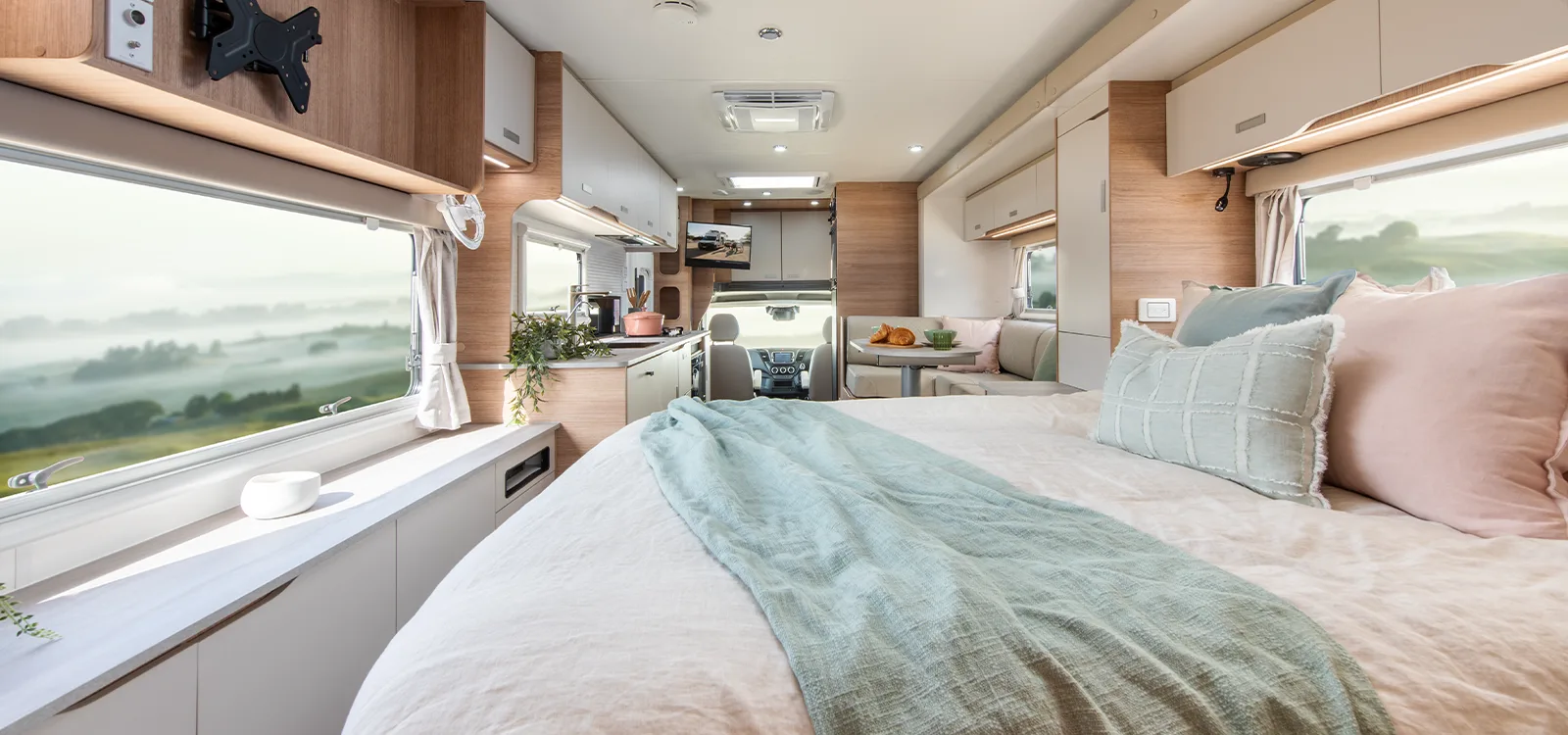 internal_0003_Motorhome-Signature-IV.25-59-internal-bed-sm-1746078634